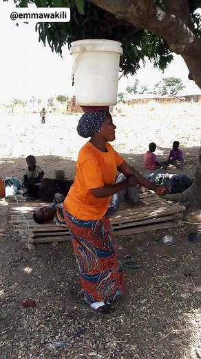 195K views · 5.7K reactions | Juyee dance moves are matched only by her incredible balance - she dances with a full bucket of water on her head, without spilling a drop.♥️殺懶♥️ #zaarsayawa #dance | Vibe Arena | Facebook