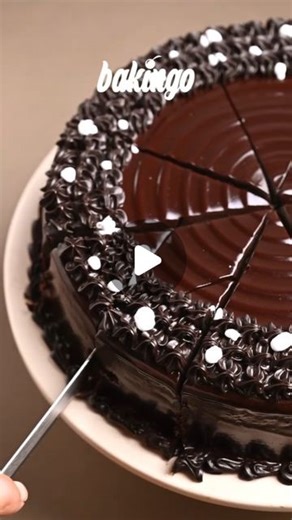 Bakingo on Instagram: "Still slicing your cake in the old messy way? Here's a quick DIY hack, that's bound to get you some praises ✨️✨️ [DIY, DIY HACKS, HOW TO CUT A CAKE, TRUFFLE CAKE, CAKE CUTTUNG HACKS]"