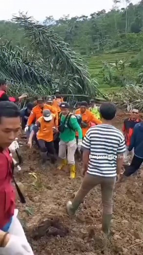 UPDATE TERKINI PENANGANAN KEJADIAN BENCANA DESA PANDANARUM* Update hari Senin 17 November 2025, Pukul 08.37 1. Jumlah pengungsi 823 jiwa 2. 27 orang di duga hilang 3. Meninggal dunia 2 orang : 1 di RSUD dan 1 ditemukan di lokasi kejadian pukul 07.48 WIB 4. 34 orang sedang di evakuasi di hutan oleh tim SAR *Tim BPBD Banjarnegara #banjarnegara #banjarnegaraterkini | Banjarnegara Terkini