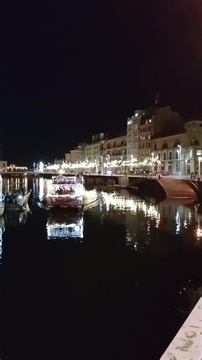 Llegando en barco a Gijón: luces de Navidad