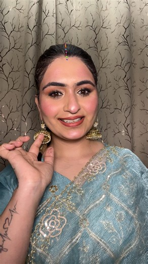 Padma Arora / MAKHU MAKEUP ARTIST on Instagram: "Makeup Series Day 5 Jaggo look 🌟 Deets👇🏻 Moisturiser & primer & lipstick @flickacosmetics Correction & bright conceler @officialswissbeauty Skin tint @lorealparis Blush & eyeshadow @praush.beauty Loose powder & liner @maliaoofficial_ Eye brow pencil @charmacymilano Mascara @maybelline Black kajal @loveearth_handmade Highlighter @hojo"