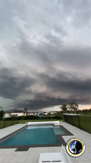 If you are near Beaudesert, Queensland, you are likely witnessing some crazy storm structure at this moment. 2.10 PM Monday, South East Queensland – Gold Coast, Coolangatta and Scenic Rim Very Dangerous and Severe Storm Warning: A large cluster of very dangerous embedded supercells and severe thunderstorms is currently positioned over the Gold Coast, Coolangatta, northern New South Wales and the Scenic Rim. These storms are tracking towards the north and northeast. Giant hail, damaging winds, he