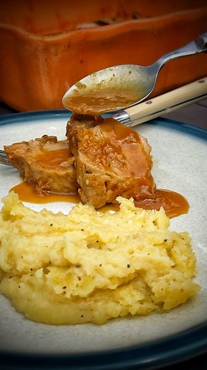 ⭐️ Le Filet mignon au gingembre & à l’orange de ma Maman ⭐️ 🍊 Aujourd’hui, on part sur une recette sucrée-salée absolument dingue : le filet mignon au gingembre et à l’orange de ma maman ❤️ 📝 INGRÉDIENTS (pour 6 pers.) : • 1 gros filet mignon de porc (ou 2 petits) • 3 cuillères à soupe d’huile d’olive • Sel & poivre du moulin 👉 Pour la marinade : • 1/2 pot de marmelade ou de confiture d’oranges • 2 cuillères à soupe de zestes d’orange râpés • 1 cuillère à soupe de gingembre râpé • 1 cuillère