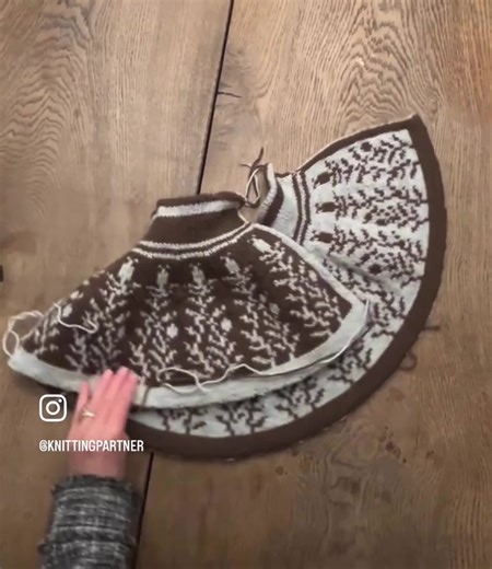 I’ve just cast off this piece of double knitting, and I can honestly say I’m deeply proud of it. It’s a cape designed to be worn over a coat or jacket—both protective and decorative—worked in warm brown and soft cream. The pattern is inspired by reeds or tall grasses, something quiet and resilient, moving together rather than standing alone. It feels grounded, almost elemental, and exactly like what I hoped it would become when it was still just an idea on my needles. More to come. #knittingtikt