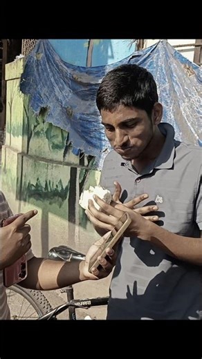 Public Shock 😱 1 Minute Vada Pav = ₹100 #shorts