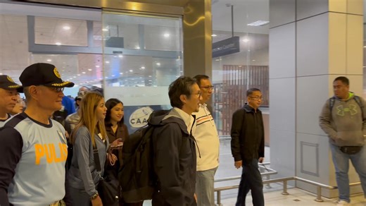 LOOK | Department of Public Works and Highways (DPWH) Secretary Vince Dizon arrived at Bicol International Airport (BIA) and is set to inspect several infrastructure projects in Albay before heading to Sorsogon and Samar. //Joshua Bino | DZGB-am, 729 kHz #DZGBNewsOnline | DZGBNewsOnline