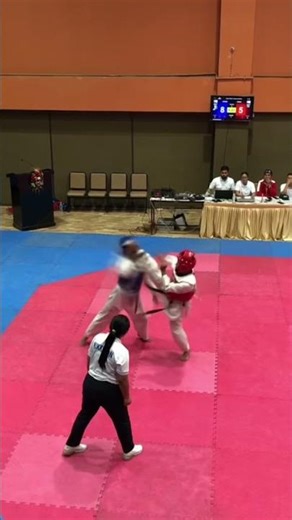 SPLIT-SECOND AXE! #beranda #taekwondo #fighting #axekick #headkick #reels #short #ytshorts
