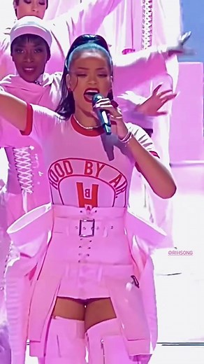 #throwback to @Rihanna’s iconic performance at the 2016 mtv video music awards ⭐️ #rihanna #liveperformance #mtvawards #wherehaveyoubeen