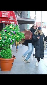 Español se lleva el susto de su vida bushman prank | Alex Troy Official