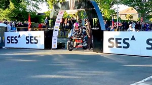 曼岛TT电动组“zero” ，依旧风驰电掣，平均车速超200km/h，多个视角一起来感受下电机的咆哮声