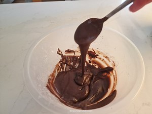 Chocolate Glacé Icing Tutorial