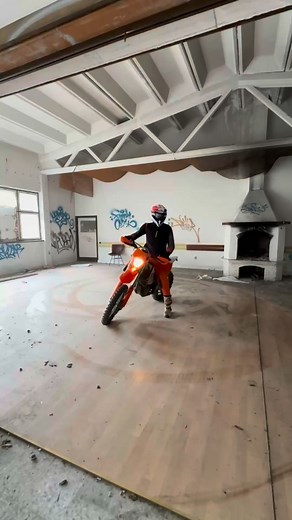 🔥 Why is drifting on a bike so useful? Because in off-road riding your bike goes everywhere but straight, especially when you’re riding fast on slippery terrain. 🏍️💨 Learning to control a slide isn’t something to fear, it’s something to enjoy. Drift training helps you stay relaxed, build real feel for the bike, and react with confidence when the rear steps out. 😎🤘 We’ve just launched our ONLINE school! 🎉 There’s a special launch offer running right now. 👀🔥 👉 Check out all the details he