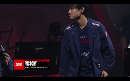 JDGvsT1第一局！左手力压faker，JDG双C完爆T1！