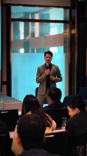 มือถือไมค์ ไฟส่องกบ ^_^