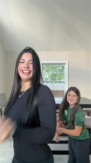 Dançarina do TikTok: A Mini Performance Encantadora
