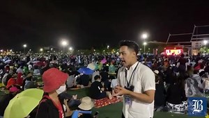 จังหวะที่ชอบที่สุดจากการรายงานข่าวการชุมนุมเมื่อคืน คือเมื่อสัมภาษณ์คุณป้าท่านนี้จบ คุณป้าถามว่า “จากสื่ออะไรคะเนี่ย” “Bangkok Post ครับ” “เอ๊ะ Bangkok Post นี่ ออกจะเป็นสื่อที่ เหมือนกับ คนละฝั่งกับประชาธิปไตยหรือเปล่า?” ——- ดีใจที่มีโอกาสได้อธิบายและแลกเปลี่ยน ยืนยัน ตรงนี้ว่าในฐานะสื่อ เรามีหน้าที่เดียวคือ serve the public และนำเสนอ accurate, fair and thorough information เพื่อ vibrant national conversation | Artie Patpon Sabpaitoon