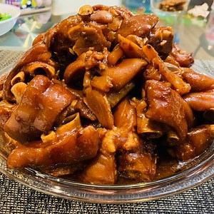 Dad's Recipe: Chinese Braised Fermented Bean Curd Pig Trotters Lots of prepping for the trotters but well worth it. This traditional braised pork trotter recipe is so delicious! One of my favourite recipes 😋 I hope you like it as much as my family and I do ❤️ Pork trotters have been known widely for anti-aging formula. It contains an abundant amount of collagen. The Best And Most Surprising Food For Healthy Skin – Braised Pork Feet The collagen in pig feet contains a number of amino acids, and 