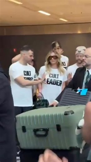 Hugo Gloss on Instagram: "Tick tock, on the clock! Ela já chegou! 🙌🏾 Após 10 anos de sua última visita ao Brasil, Kesha desembarcou na manhã desta sexta (23) no Aeroporto de Guarulhos, em São Paulo. Com show marcado para este sábado (24) no #CarnaUOL, a cantora e sua equipe chegaram ao país pra lá de performáticos, com direito a camisetas que diziam “dona do culto” e “membros do culto”. Se não for pra causar, ela não vem mesmo! (📹: @portalkesha)"