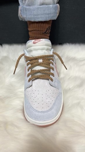 18K reactions · 1.9K shares | Nike Dunk Low “Fossil Rose” Las Nike Dunk Low “Fossil Rose” son unas zapatillas lanzadas en 2022 que destacan por su combinación de colores suaves y materiales de alta calidad.  PEDIDOS POR PRIVADO  ENVIOS GRATIS  Todas las tallas  No las dejes escapar! #moda #sneakers #zapas #shoes #nike #nikeshoes #nikedunk #nikedunks #nikedunklow #orangeshop | Orangeshopesp | Facebook