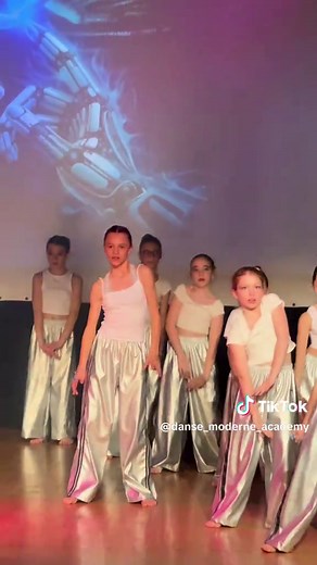Nous avons le plaisir de partager avec vous quelques premières vidéos du spectacle de danse de fin décembre. Elles offrent un très beau aperçu du travail réalisé par les danseuses et danseurs, ainsi que de l’énergie incroyable qui a porté cette soirée. D’autres vidéos sont en cours de préparation et seront ajoutées prochainement. À suivre… Ici, la danse devient une force, une passion, une famille. DMA - bouge, crée, brille. Merci à Alizé, stagiaire de 3ème pour le montage vidéo. 🥳 #dansesurscen