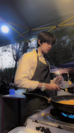 ဒီစာကိုဖတ်နေတဲ့သူတစ်ယောက်ချင်းစီကို နည်းနည်းလေး အချိန်ယူပြီး ပြောချင်တာရှိပါတယ်… ကျွန်တော်တို့ဆိုင်လေးက အပြင်ကနေကြည့်ရင် သာမန်Streetfoodဆိုင်လေးတစ်ဆိုင်ပဲ ဖြစ်နိုင်ပါတယ် Spicy omelette လေးတွေရောင်းတဲ့ ဆိုင်သေးသေးလေးတစ်ခု… ဒါပေမယ့် ဒီဆိုင်လေးရဲ့နောက်ကွယ်မှာ မမြင်ရတဲ့ ကြိုးစားမှုတွေ အများကြီးရှိပါတယ် မနက်စောစော မအိပ်နိုင်ဘဲ စျေးဝယ်ထွက်ရတဲ့နေ့တွေ တစ်ပွဲချင်းစီကို အရသာမလွဲအောင် သေချာလေးပြင်ဆင်နေတဲ့အချိန်တွေ တစ်ခါတလေ အပူထဲမှာပင်ပန်းနေပြီးတောင် “customer လာမလား” လို့ မျှော်နေတဲ့အချိန်တွေ… တစ်နေ့တစ်နေ့