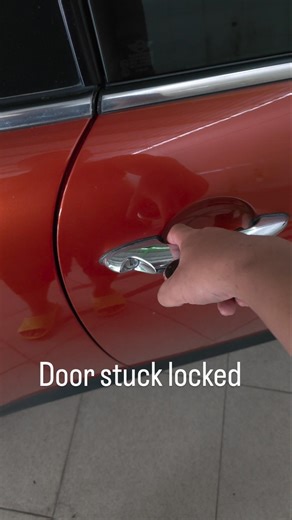 Fixed stuck doorlock Mini Cooper R56. Newrika Automobile Jombang.