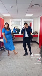 Skop uit jou skoene. Dis festive hier buite 😅🤣 Ek en Barron Hufkie moes net gou eers voor die jaar eindig. So smaak ons na eNuus PS: Dit kan maar festive hier buite wees, maar ek klim nou diep onder my komberse in 😊 Lekker week verder, familie! | Jenna-Leigh Bilong