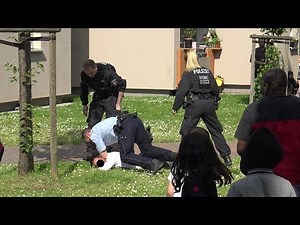 Polizei setzt Pfefferspray gegen Gaffer ein bei Tiefgaragenbrand in Bonn-Tannenbusch am 23.05.19