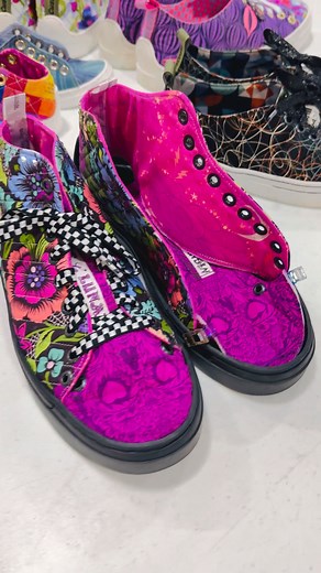 Quilted Sneakers from retreat Jerry Sneaker Pattern by UhOh Creations Supplies and classes at Emmaline Bags | Purple KATZ Quilting