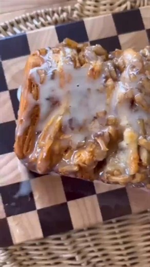 This was made with a can of biscuits and turned out better than I expected 😍 this was so incredibly good and I highly encourage you to make your own apple pie filling instead of store-bought for this it just adds to the flavor. . . * 1 can Jumbo Biscuits 8 count * 3 Apples peeled and diced * 1/4 cup of butter * 1/3 cup Brown sugar * 2 tbsp. Granulated sugar * 1 teaspoon Allspice * 1/2 cup powdered sugar * 3 tbsp milk * Preheat oven to 350°F and line a 9x5 inch loaf pan with parchment paper. Par