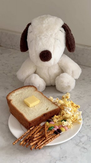let's make snoopy's thanksgiving dinner 🎀 bringing back snoopy's silly little thanksgiving dinner with buttered toast, popcorn, jellybeans, pretzel sticks, & strawberry milkshake ! gif credits: official peanuts giphy account (https://giphy.com/peanuts) details: a snoopy thanksgiving dinner with toast & butter, popcorn, jellybeans, pretzel sticks, and strawberry milkshake with whipped cream & maraschino cherry #snoopy #peanuts #thanksgiving #acharliebrownthanksgiving #cute @Snoopy