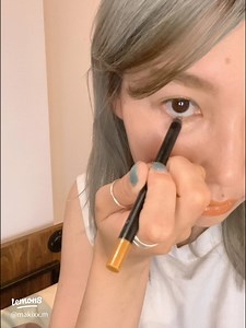 シルバーヘアに映えるメイク術｜自然な透明感と華やかさのバランスを実現