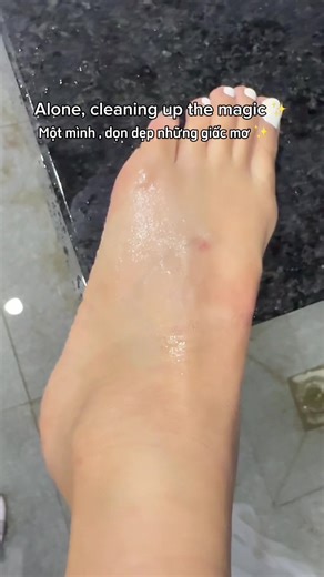 Mỗi khi kết thúc show diễn ….. Cô ấy lại 1 mình dọn dẹp những giấc mơ #nangtienca #mermaid #moctrangtienca