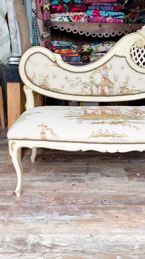 The long wait is over! Here’s the makeover of this settee using fabric from Spoonflower artist @ninoladesign COMMENT FABRIC if you want the link to it! I wrote a bog for @Spoonflower on how to makeover a settee, the link is https://blog.spoonflower.com/2024/02/01/reupholstered-settee-tutorial/ | Chair Whimsy