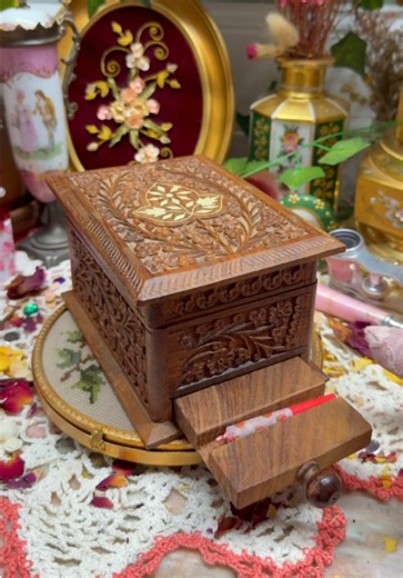 This beautiful 70’s hand carved cigarette dispensing box is coming to y’all this Friday at 1pm EST for my cottage core themed drop 🥹🏵️😍 Although we know what we are actually using it for 😝