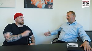 Skræddersyede burgerbøffer – når man vil mere end “bare en burger”. Hos vores fagspecialist Kødgrossisten nørdes hver eneste detalje: fedtprocent, diameter, smag og sammensætning af udskæringer. For en god burger starter med en god bøf. 🔥 Casper Drømme kiggede forbi i Vemmelev for at finde den perfekte bøf til smashburgere på hans burgerjoint Casper's – og vi tog snakken helt ned i kødet. 👉 Se videoen og få smag på historien bag bøffen! 🍔✨ | Dagrofa Foodservice