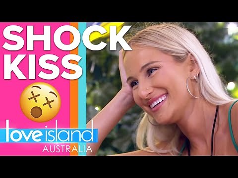 Newcomer Zoe's kiss shocks the Villa | Love Island Australia