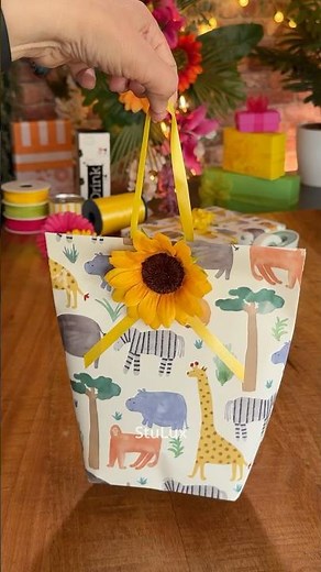 🌻 Discover a super easy way to wrap an odd-shaped gift ✅ #giftwrapping #stulux #diy