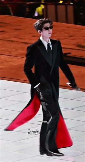 凌帝出场，心跳加速啦 🥺✨ Leng Hi appears… my heart can’t handle it #张凌赫 #zhanglinghe #catwalk #fyp