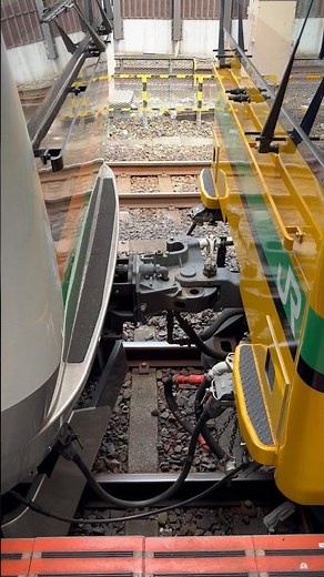 【E233系ﾔﾏU629編成 AT入場配給（臨時※転用改造工事）】クモヤE493系オク01編成とE233系3000番台１０両の連結部を観察する動画👀（配9596M）2026.7.30.13:30