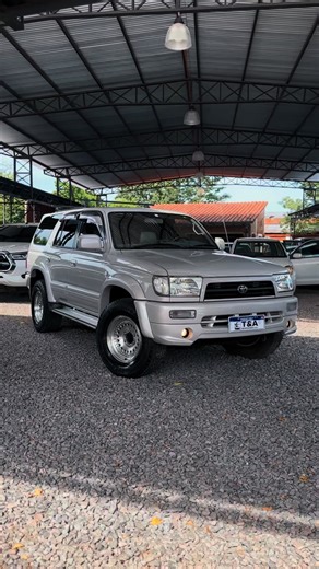 -Toyota Hilux Surf Recién Importado 📲 (0994) 273 840 Recibimos vehículo de nuestro interés Financiamos con entrega de Gs. 50.000.000 ▫️Año: 1997 ▫️Motor: 3.0cc 1kz ▫️Transmisión: Automática 4x4 ▫️Interio de cuero y piso engomado ▫️Cremallera original ▫️Una leyenda. 📍Ciudad de Itá #hiluxsurf #toyotasurf #parati #paraguay
