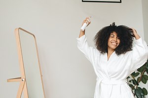 Best 6 DIY Hair Spray Recipes For Shiny Frizz-Free Hair