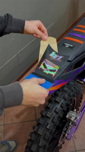 Grafiche personalizzate holografiche, disponibili da martin graphic design🔥