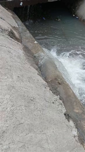 Ici nous sommes à Bandalungwa, sur l’avenue Kasa-Vubu, devant l’école Madame la Sévigné. Les Chinois ont installé un tuyau pour acheminer l’eau. Malheureusement, ce tuyau est troué, mais jusqu’à présent, personne n’en parle. Pourtant, il s’agit d’une route principale empruntée par toutes les autorités. Il est possible de faire les choses autrement. @LwarhibaM @StanysBujakera @EdmondIzuba1 @central_sage @PatrickMuyaya @lusakuenoc @ThierryKambundi @AlainMake20 @YvesBuya1