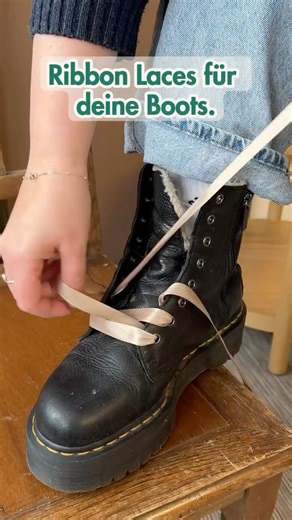Halbach Seidenbänder on Instagram: "Schnürsenkel waren gestern. 👀 Für diese Boots haben wir sie ersetzt – durch ein gewebtes Taftband, das den Look komplett verändert. Die Schleife am Ende macht’s ruhig, clean und besonders. Verwendet: Art.-Nr. 111-015-79-50 Gewebtes Taftband (50 m Rolle) Kleines Detail. Großer Unterschied. Wie gefällt dir die Idee? 💡 #schuhmode #boots #design #trendydesigns #diyfashion"