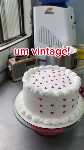 Um vintage com coração #vintage #vintagecake #boloninho #dulcedeleche #fatiadebolo