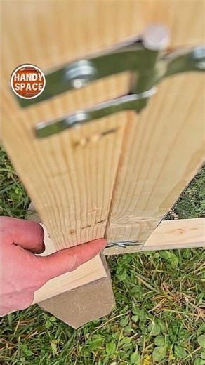 Farm Gate Hack! Hinge from Scrap Metal and a Nail #farming