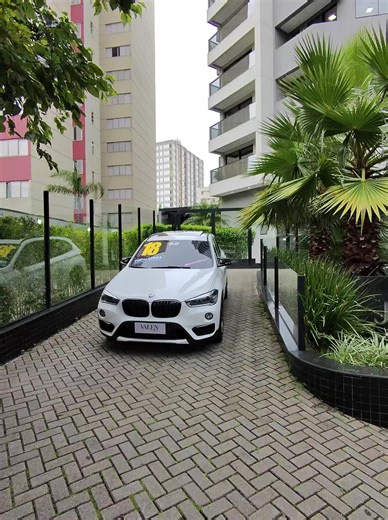 BMW X1 X25i ActiveFlex 2018 – M Sport Aro 20 M5 Apple CarPlay 10.8” ➡️ KM: 90.000 SUV premium com visual esportivo, tecnologia de ponta e presença marcante! Características principais: ✅ Ano 2018 ✅ Versão M Sport (visual Série M) ✅ Multimídia 10.8” com Apple CarPlay ✅ Rodas aro 20 da BMW M5 ✅ Laudo cautelar aprovado ✅ Polida, higienizada e revisada Itens de conforto, segurança e conveniência: 🔹 Motor 2.0 TwinPower Turbo 🔹 Câmbio automático Steptronic de 8 marchas 🔹 Modos de condução: Eco Pro 