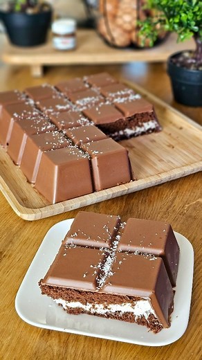 Marion Blaise | Recette Facile et Gourmande on Instagram: "[KINDER DELICE XXL😋] à la maison tous le monde adore !!! Dites-moi en commentaire si vous faites la recette 💛 une chose est sur vous allez vous régaler POUR LA GÉNOISE : - 4 Oeufs - 120g de Sucre - 100g de Farine - 20g de Cacao en poudre - Fouetter les oeufs avec le sucre jusqu’à ce qu'il blanchisse et double de volume (environ 10min) - Ajouter la farine et le cacao en poudre tamisé et mélanger délicatement avec un maryse - Pour faire