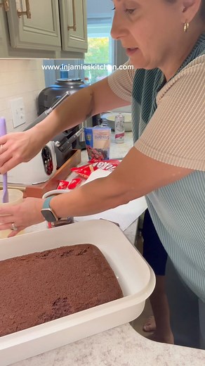 Halloween Graveyard Cake is a great way to get kids involved in the kitchen. It’s simple and so cute!! Happy Halloween 🎃 #halloweencake #easyrecipes | In Jamie's Kitchen